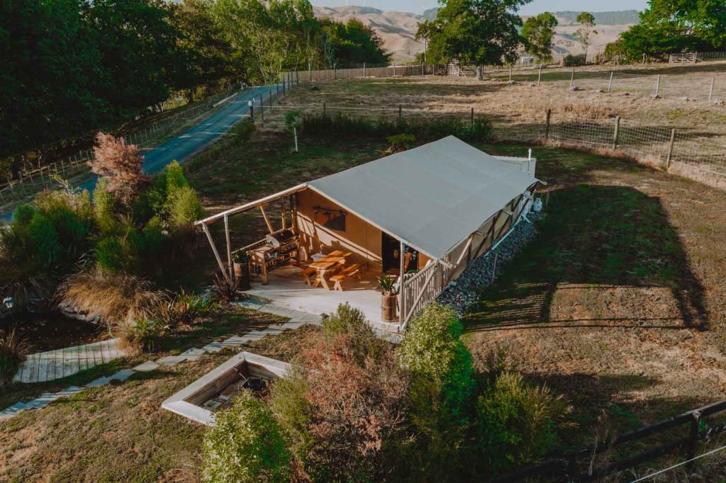 Luxury Glamping in Raglan Neuseeland 10 Minuten von der Kleinstadt Raglan entfernt in mitten von Feldern mit Blick auf die Windräder im Hintergrund