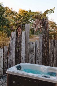 Freistehende Wirlpool Spa Badewanne mit blick in den Sternenhimmel Luxury Glamping