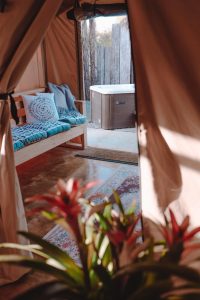 Luxury Glamping hat gemütliche Lounge im Schlafbereich mit Zugang zur privaten Spa Wirlpool Badewanne