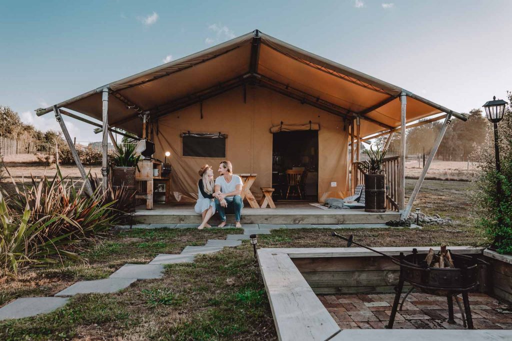 Safari Zelt für Luxury Glamping in Neuseeland. Ein großes hochwertiges Beiges Safari Zelt für eine romantische Auszeit mit Outdoor Lagerfeuer Platz, BBQ und einer freistehenden Wirlpool Badewanne im Hinterhof, von wo aus die Sterne beobachtet werden können