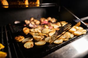 Luxury Glamping BBQ Kartoffelscheiben am Grill