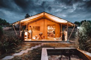 Luxury Glamping Safari Zelt bei Nacht