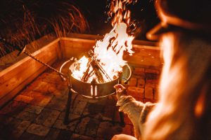 Luxury Glamping Neuseeland mit Marshmallows grillen am Lagerfeuer