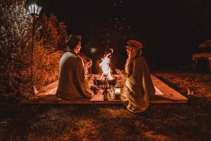 Luxury Glamping romantischer Abend am Lagerfeuer mit Marshallows und Wein luxury Glamping