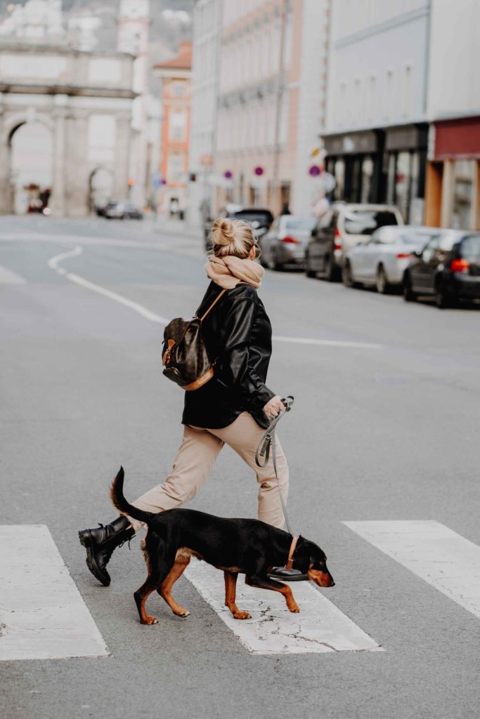 innsbruck frau mit hund